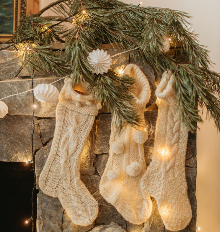 DIY Christmas Decorating: Creating Stunning Garlands with Artificial Greenery